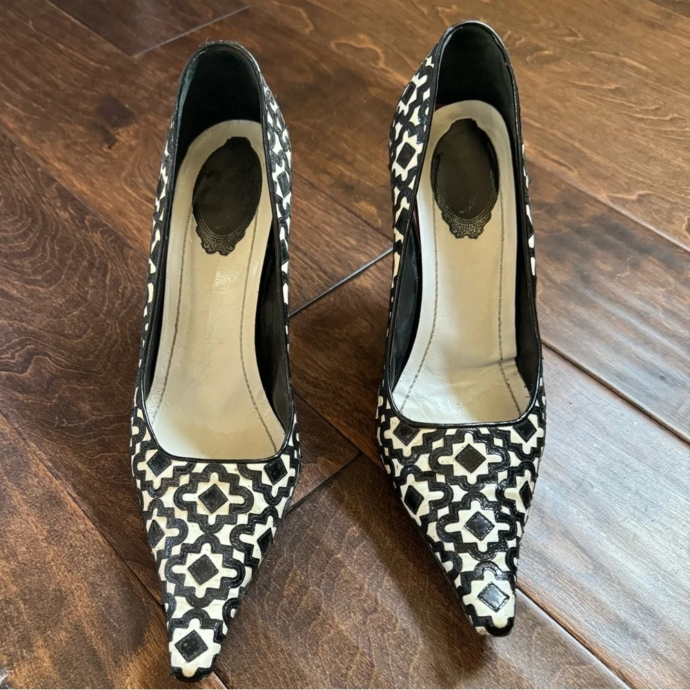 Rene Caovilla White and Black Geometric Print Pumps 40 - Picture 6 of 10